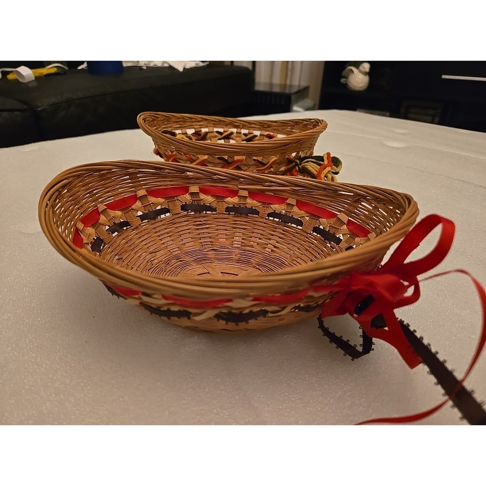 2 Vintage Oval Wicker Basket Natural Color With  Colored‎ Thread